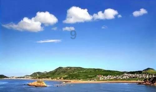 民国奇葩女凌海霞爱上了闺蜜张元和,在张结婚后强行带走了其女儿